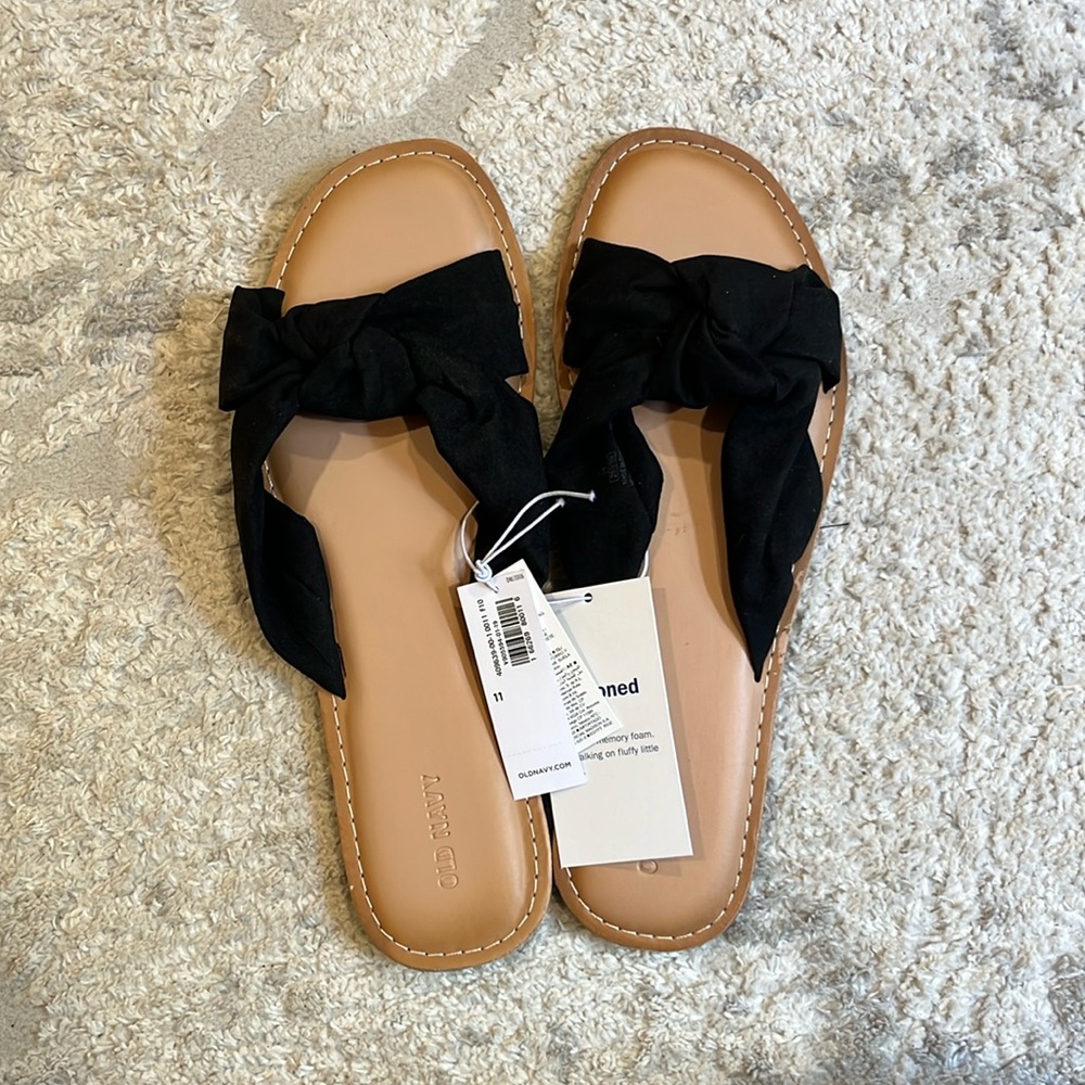 NWT Old Navy sandals with black soft cloth knot